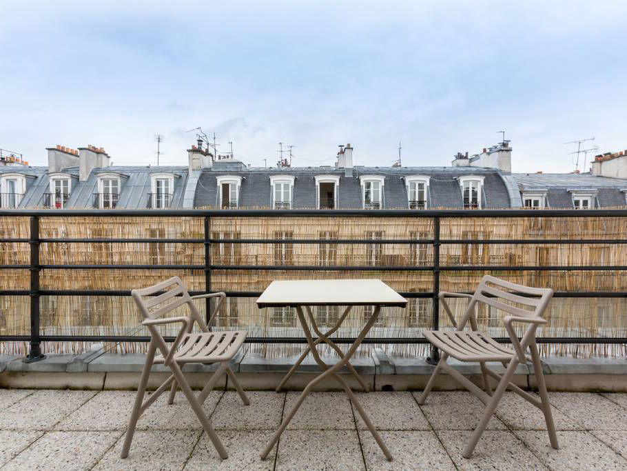 Paris avec terrasse, Rue piétonne et commerçante